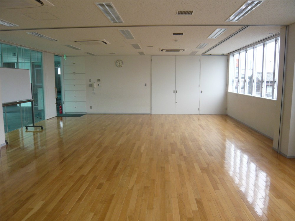 第1活動室　（60名）全室　90.2㎡（7.5m×12m）　※土足禁止　パーテーションで仕切ることで独立した部屋（活動室A・B）として使用できます。会議や各種教室、軽運動などに使用できます。　