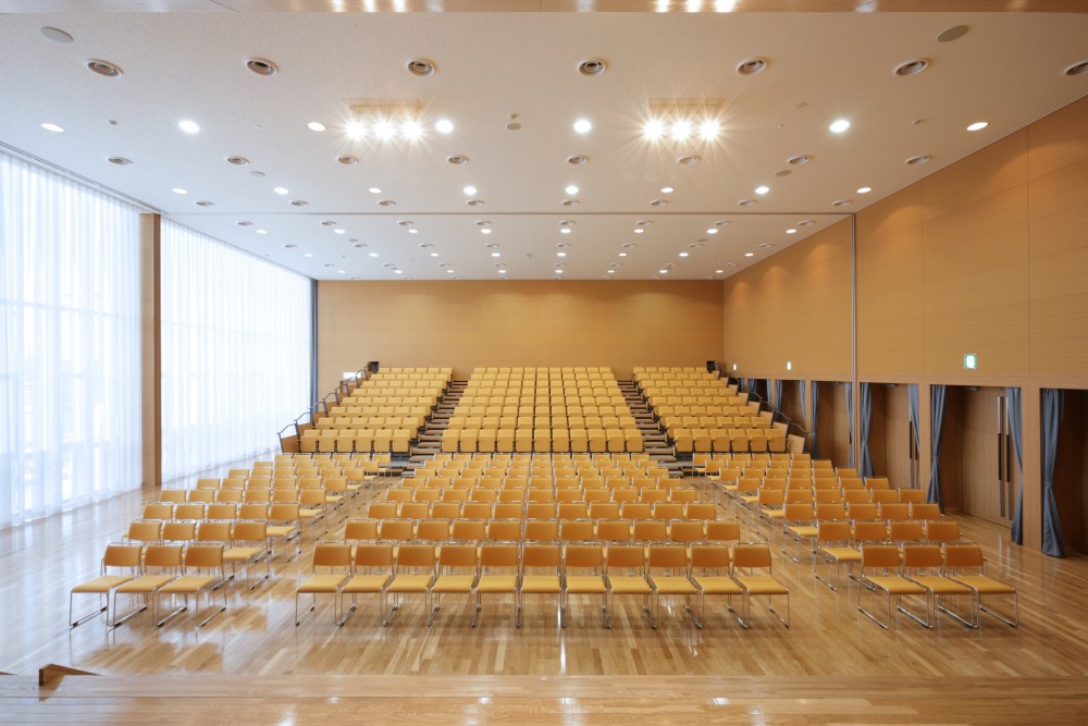ホール　（400名）　フロア面積299.1㎡（17m四方）　舞台面積126.8㎡（舞台間口　9m×5.5m）　　　　　講演会・会議・大人数の教室等に使用できます。楽器演奏も可能です。