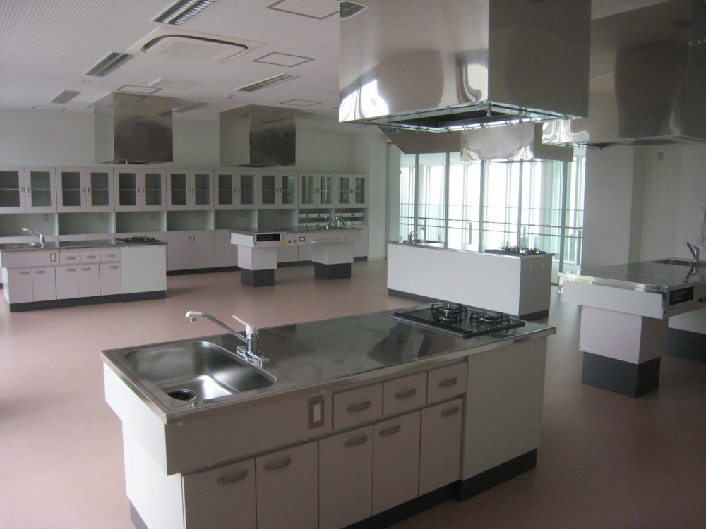調理室、下足禁止（設置の専用スリッパ着用）、調理台は先生用1台、生徒用4台（内2台は上下式）、食器数（30名分）。料理教室などに適しています。