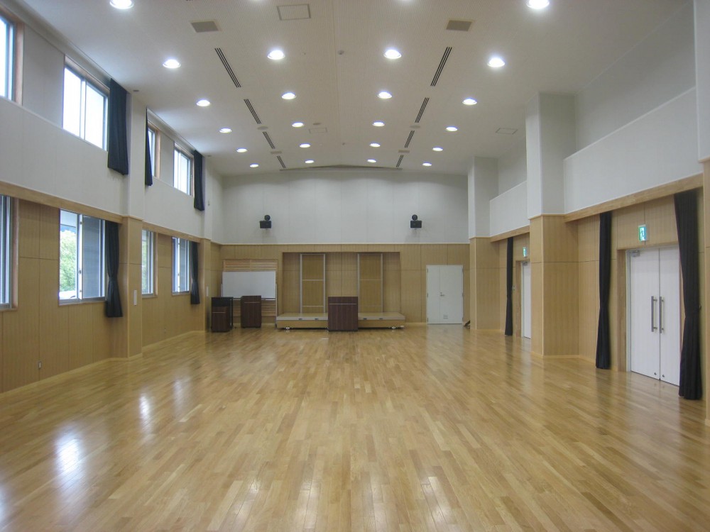 第6活動室　（108名／会議形式で椅子のみ200名）、大きさ（20.6m×9m）、西側に壁面鏡有。発表会など催しものに適しています。