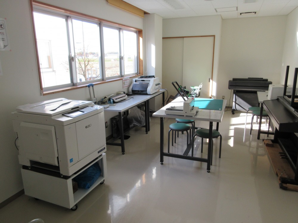 印刷室（大型プリンター・白黒印刷機・紙折り機・ラミネータ・紙切断機・電動ホッチキス）