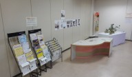 １階待合スペース：新聞を読んだり市民活動団体の情報をチェックできます　毎週新しくなる生け花をお楽しみください（協力：岡崎華道連盟、他）
