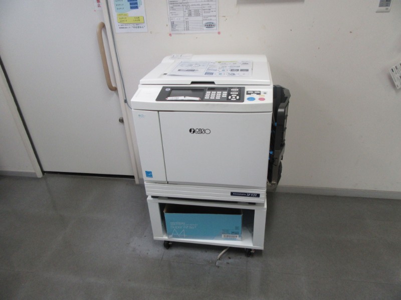 印刷機　※白黒印刷のみ（A3まで印刷可能　大量印刷向き）